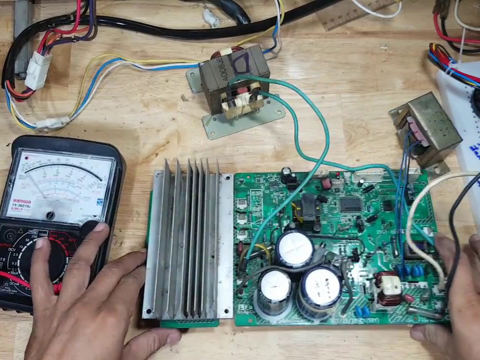 Nhân viên đang kiểm tra Board máy lạnh