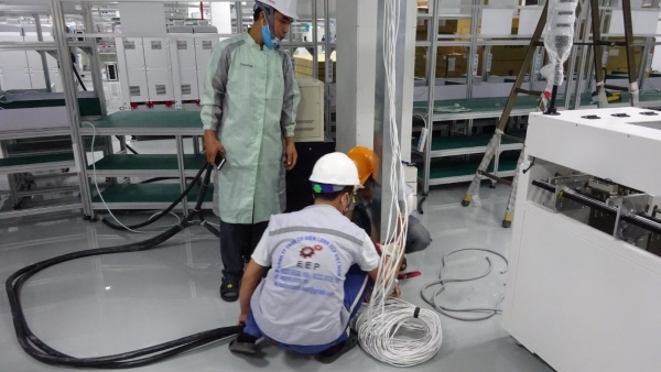 Các kỹ thuật viên đang cùng thi công điện nhà xưởng