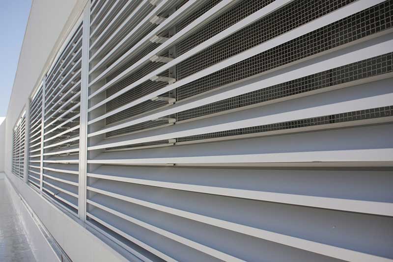 Cận cảnh lam gió có gắn kèm lưới ngăn côn trùng bay