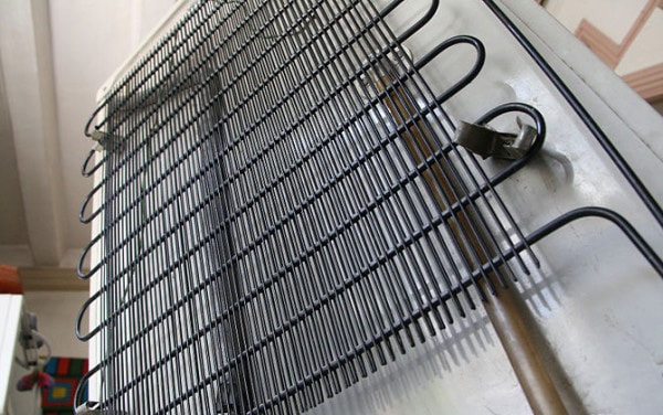 Cuộn dây ngưng tụ của máy lạnh thường được gắn phía sau tủ lạnh