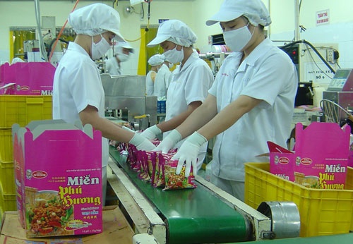 Các nhân viên làm việc trong dây chuyền sản xuất miến tại nhà máy