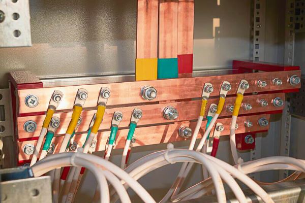 Thanh cái đồng trong 1 tủ điện công nghiệp