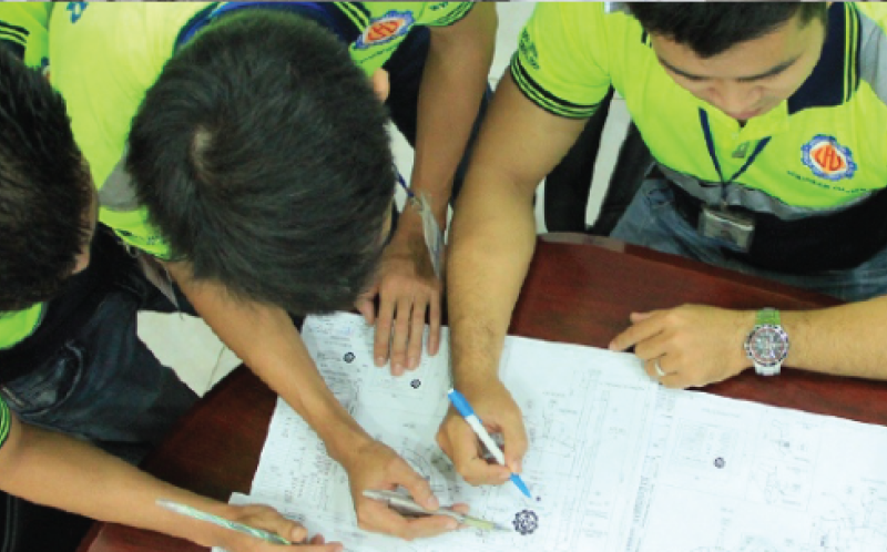 Đội ngũ kỹ sư của  Công ty Hoàng Lâm đang tập trung làm việc