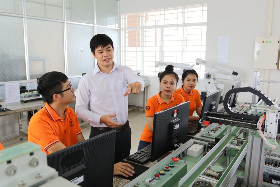 Giảng viên tại lớp học dành cho học viên chuyên ngành tự động hóa