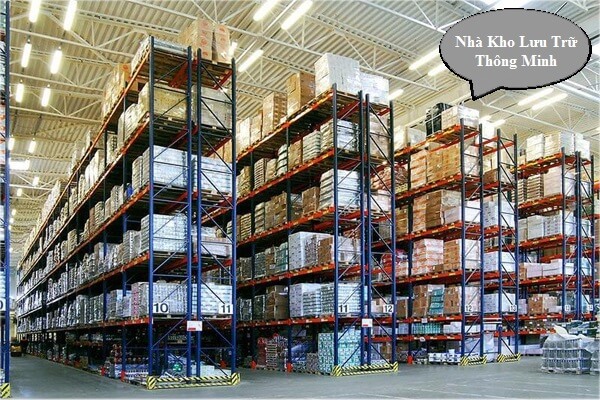 Một nhà kho với rất nhiều kệ hàng được đánh số thứ tự đầy đủ