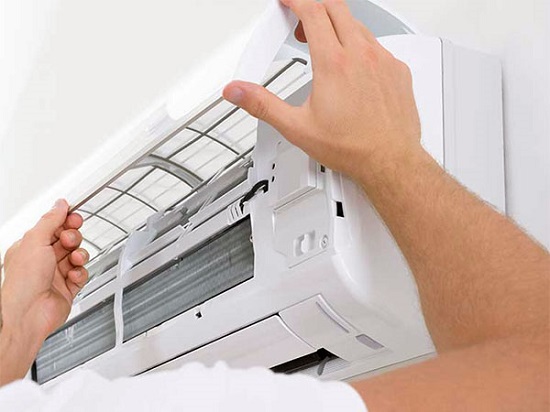 Nhân viên thực hiện kiểm tra sự tích tụ đá trên máy lạnh