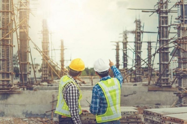 Các kỹ sư phụ trách giám sát trực tiếp theo dõi các quá trình thi công tại công trình