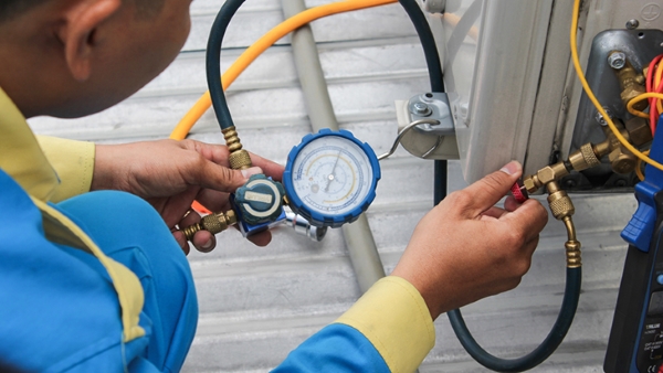 Nhân viên kỹ thuật đang kiểm tra đồng hồ trên dây máy hút