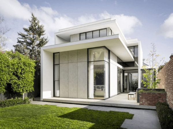 Mẫu nhà cấp 4 mái bằng gam màu xám trắng hiện đại, có lắp cửa kính lớn, rộng