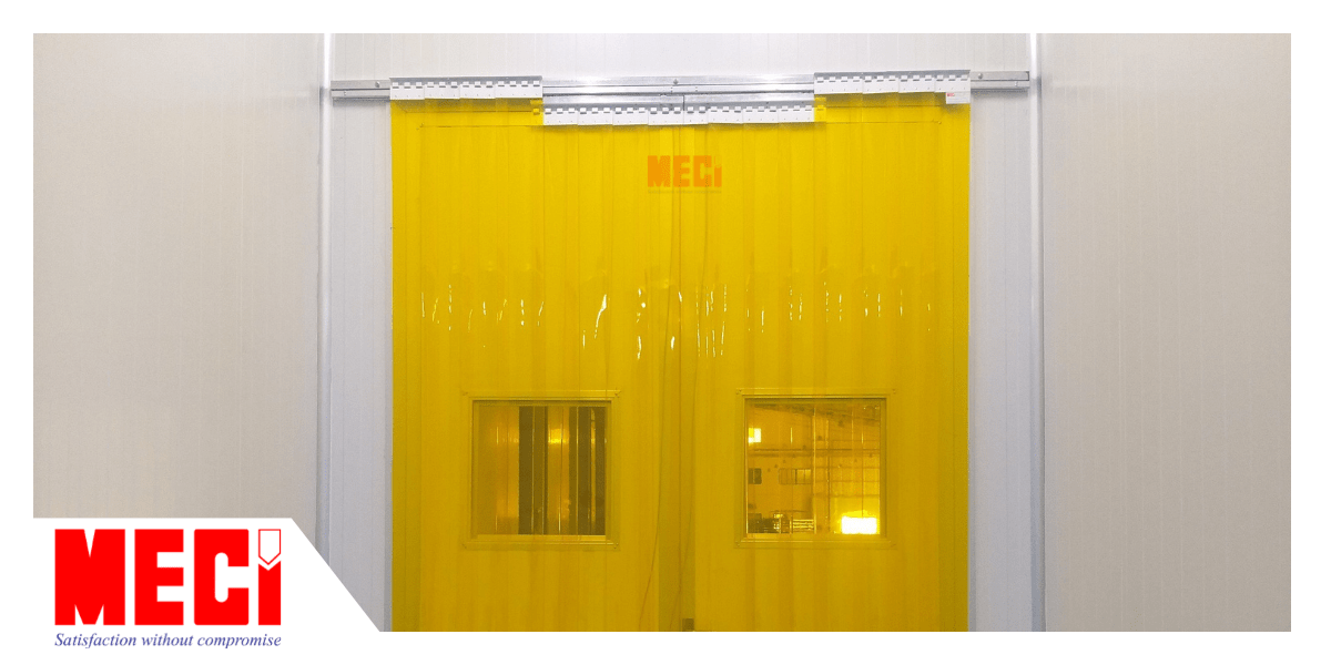 Rèm nhựa PVC ngăn côn trùng có màu vàng trong. Các dải nhựa được xếp chồng lên nhau tạo độ kín khít. Rèm được lắp đặt tại cửa ra vào nhà xưởng. 