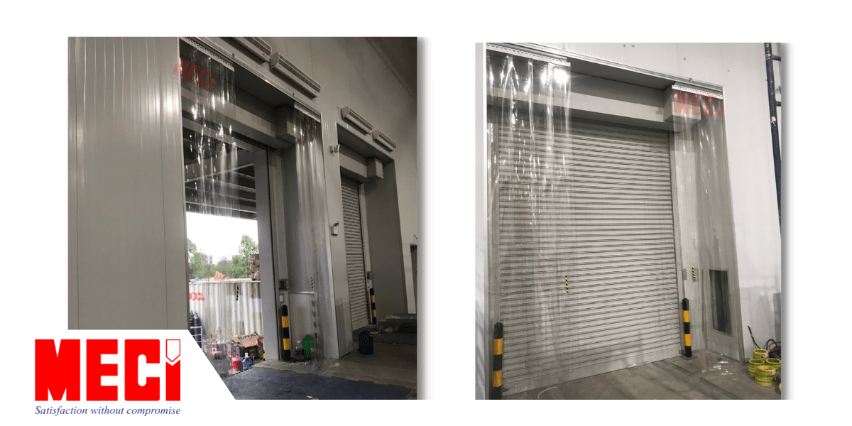 Rèm nhựa PVC màu trắng trong, được gắn tại cửa ra vào kết hợp với quạt cắt gió được gắn phía trên cửa. 