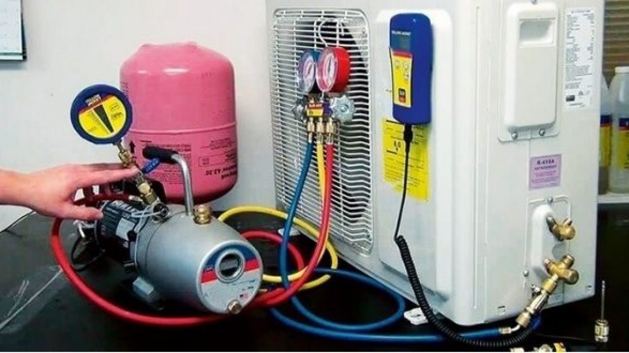 Nhân viên đang nạp ga cho máy lạnh