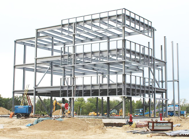 Nhà thép tiền chế nhiều tầng đã được hoàn chỉnh tại một công trường thi công