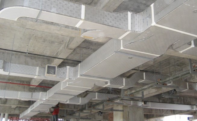 Nhà xưởng sử dụng hệ thống ống thông gió vuông thẩm mĩ cao trên trần