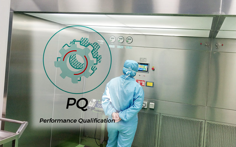 Người giám sát đang quan sát thẩm định hiệu năng trong nhà máy