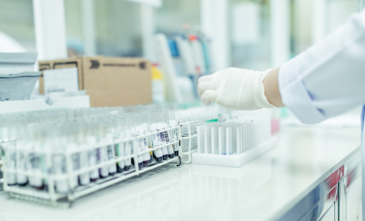 Bác sĩ đang kiểm tra lại những mẫu ống nghiệm