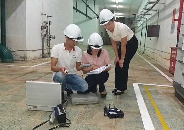 Kỹ thuật viên cùng hai nữ khách hàng đến tận công trình để khảo sát thực tế