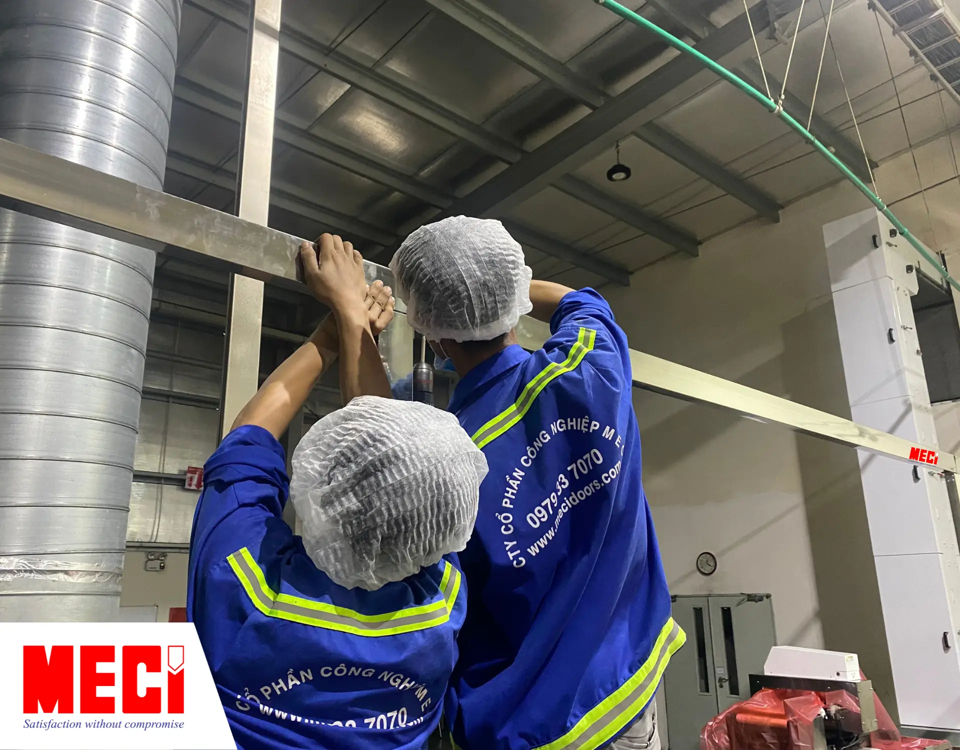 Kỹ thuật MECI đang khoan lỗ lắp pát treo tại nhà máy Kokeya.