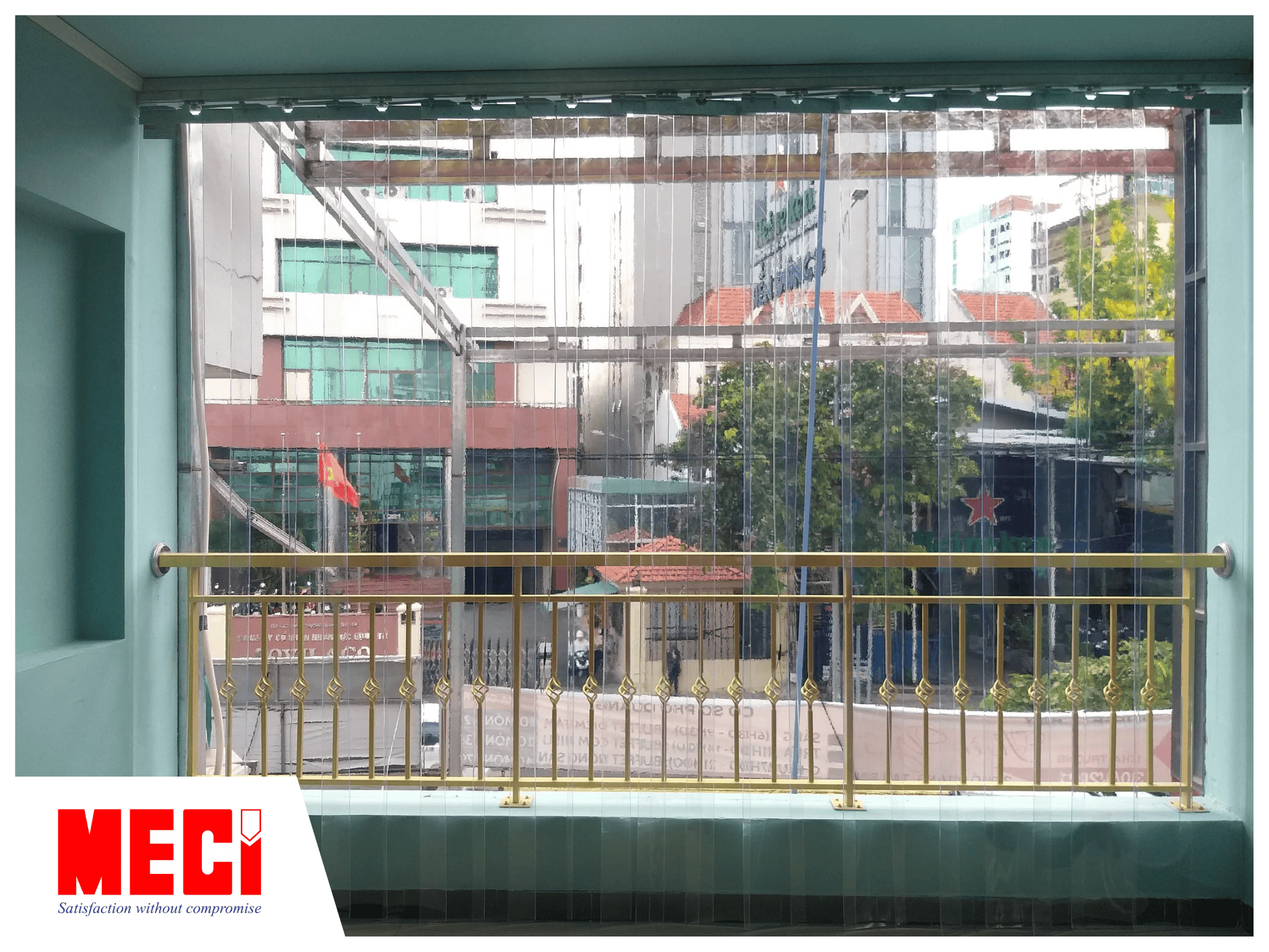 Rèm nhựa PVC ngăn bụi được lắp đặt tại khu vực ban công nhà ở