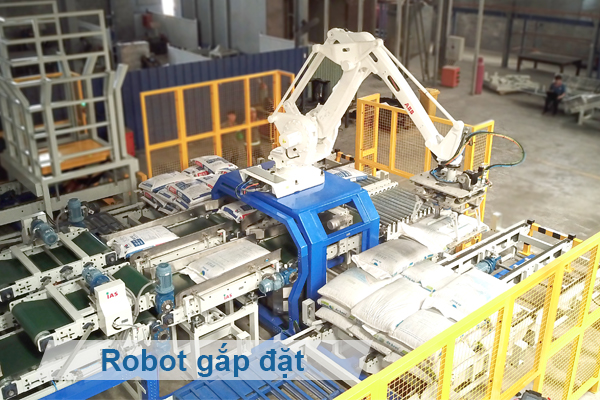Robot gắp - đặt đang hoạt động trên dây chuyền sản xuất