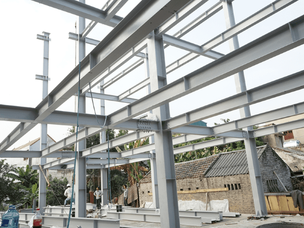 Cận cảnh nhà thép tiền chế tại một công trường thi công nhà ở