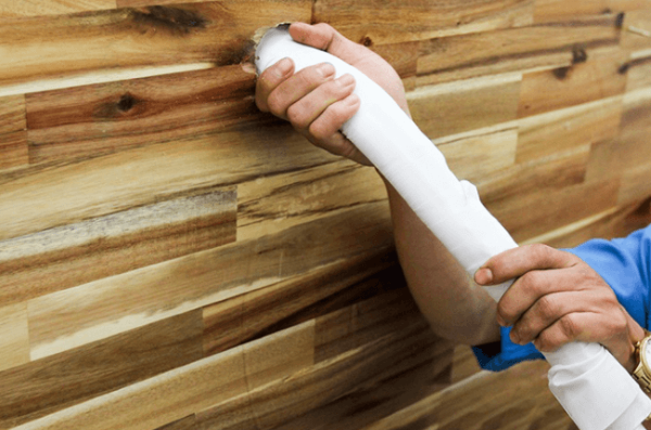 Nhân viên đang lắp đặt máy lạnh tại nhà