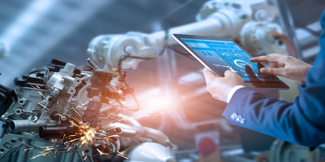 Con người điều khiển công việc chế tạo máy móc thông qua thiết bị thông minh, không trực tiếp tham gia vào