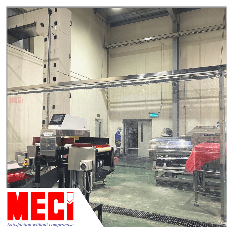 Rèm nhựa PVC trong suốt được lắp đặt bao quanh máy móc sản xuất