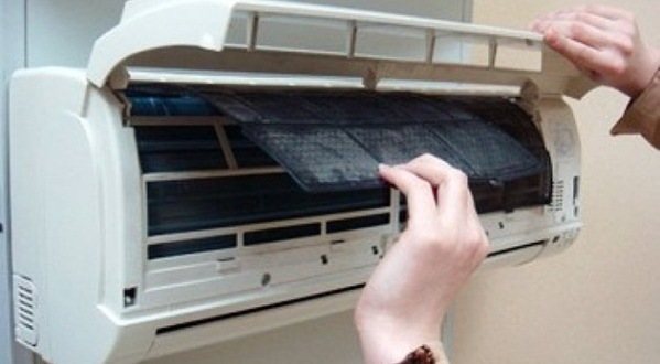 Lưới lọc máy lạnh bám đầy bụi bẩn