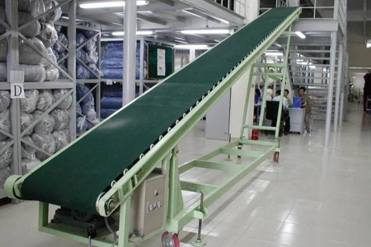 Băng tải cao su vận chuyển các vật liệu, kiện hàng tại một nhà máy