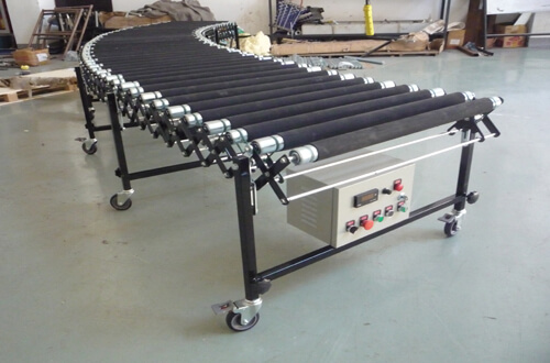 Con lăn băng tải được bọc lớp cao su phía ngoài giúp việc di chuyển hàng hóa dễ dàng hơn