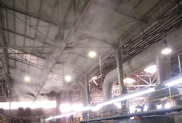 Hệ thống phun sương lắp trên trần nhà xưởng đang hoạt động để làm mát