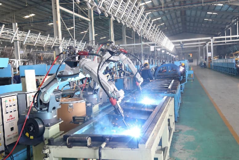Dây chuyền hàn tự động trong một nhà máy gia công kim loại