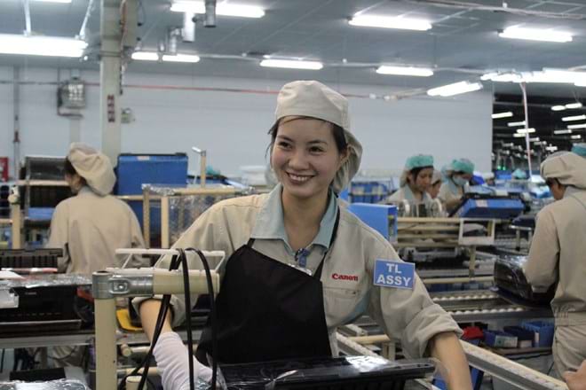 Nữ công nhân vui vẻ làm việc