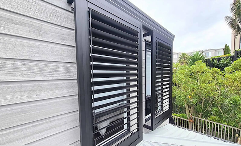 cửa chớp được làm từ inox