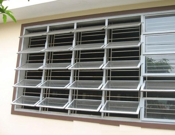 cửa chớp được làm bằng kính và phần khung bằng kim loại