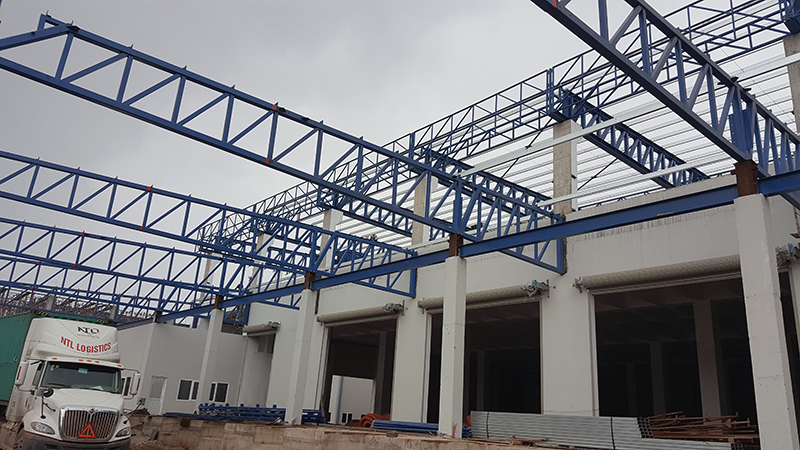 Kết cấu thép của một công trường đang thi công