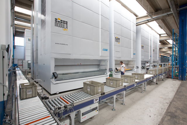 Dây chuyền vận chuyển hàng hóa trong nhà kho thông minh