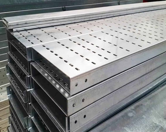 Thang máng cáp được phủ lên bề mặt một lớp kẽm