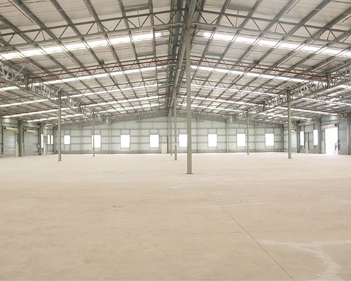 Các cửa sổ được bố trí dọc nhà xưởng để đón được gió tự nhiên lùa vào làm mát