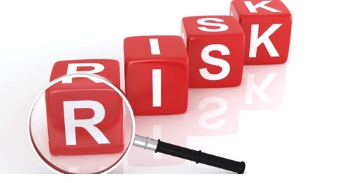 3 khối chữ RISK và chiếc kính lúp