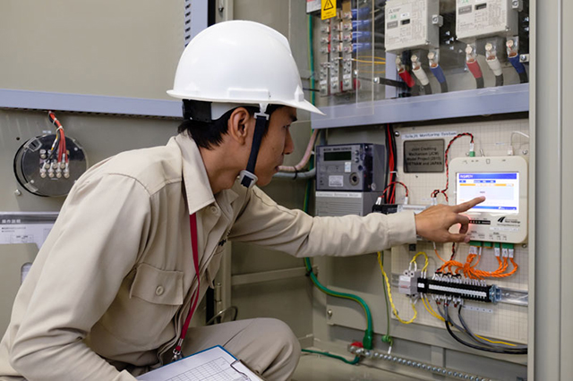 Nhân viên kỹ thuật đang kiểm tra nguồn điện để đảm bảo an toàn lao động trong sản xuất