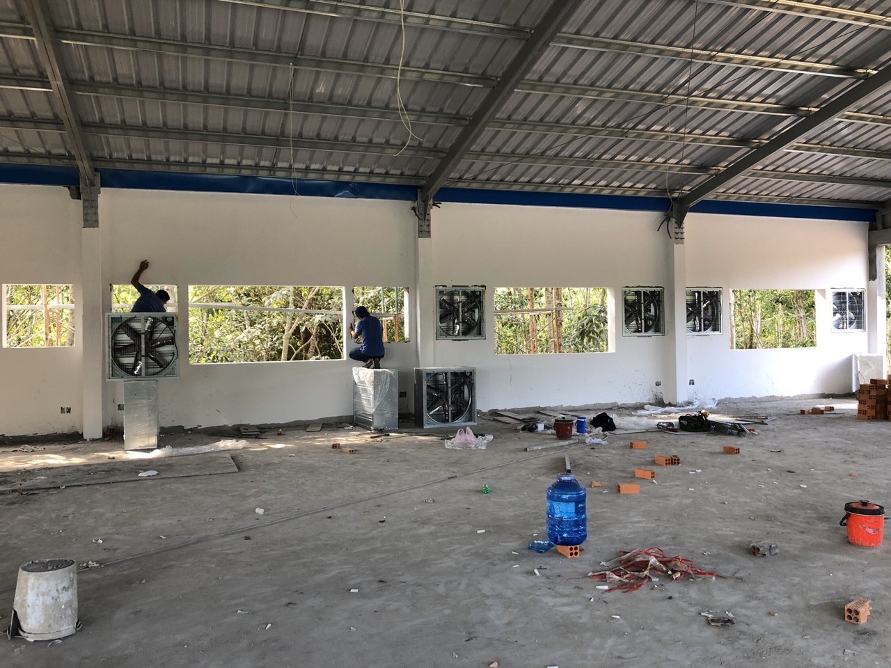 Các kĩ thuật viên đang lắp đặt quạt thông gió.