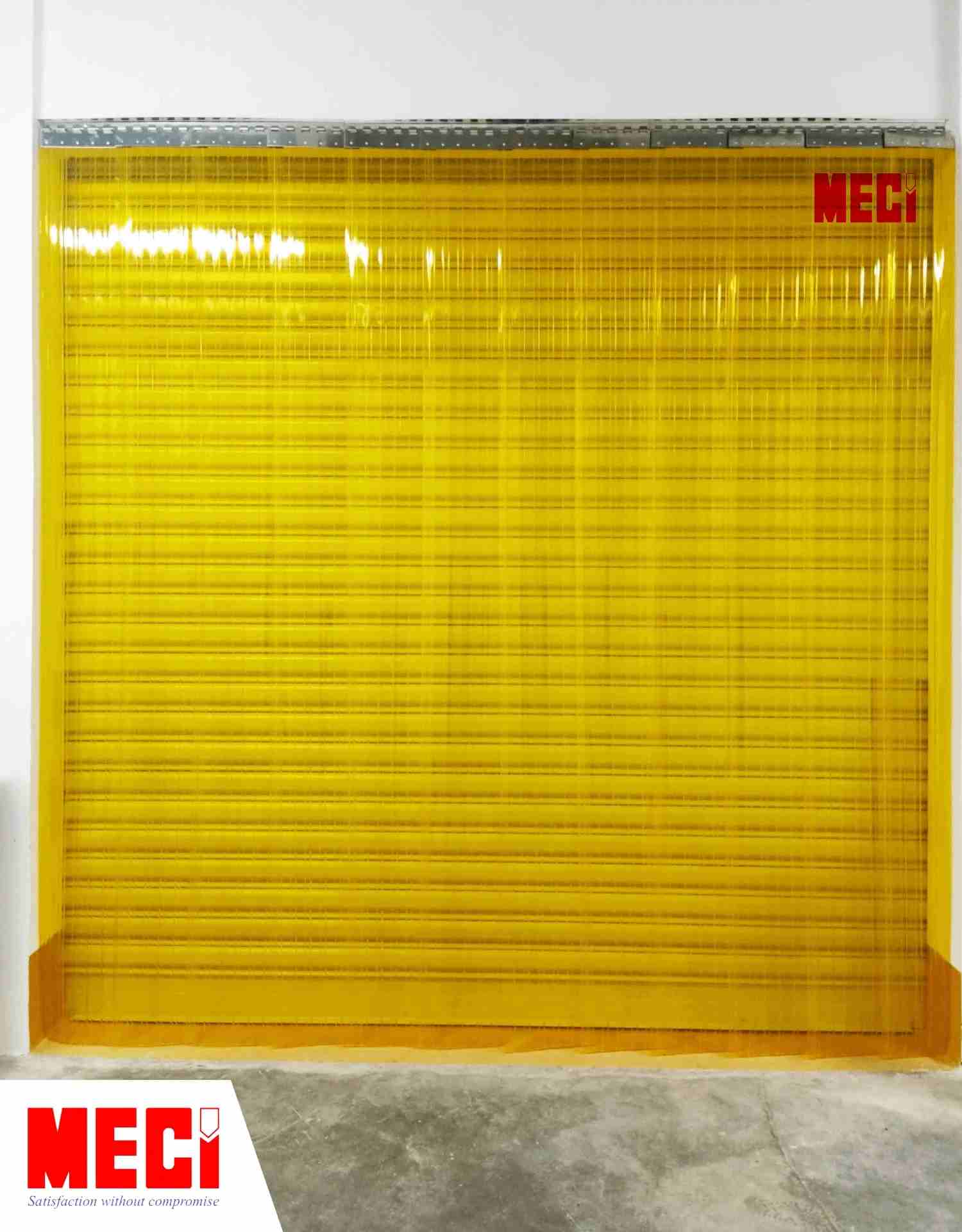 Rèm nhựa PVC kích thước lớn lắp phía ngoài cánh cửa cuốn