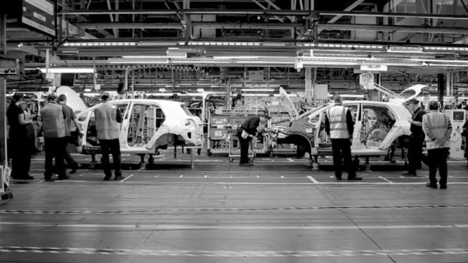 Các kỹ thuật viên đang tham gia hoạt động sản xuất ô tô tại nhà máy.
