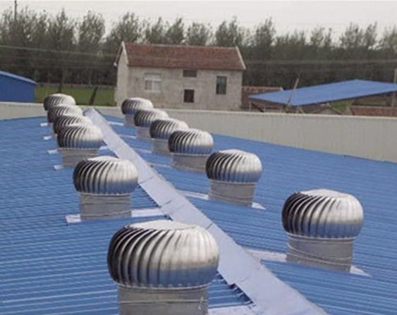 Quạt thông gió gắn trên mái nhà lợp mái tôn