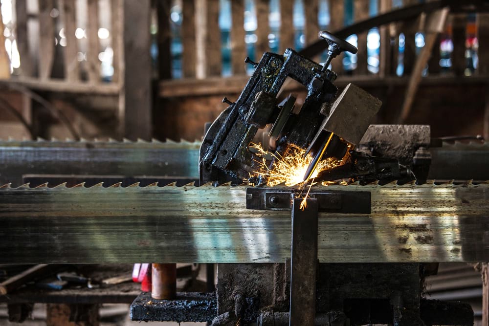 Thiết bị đang chế tạo sản phẩm cơ khí cho công ty