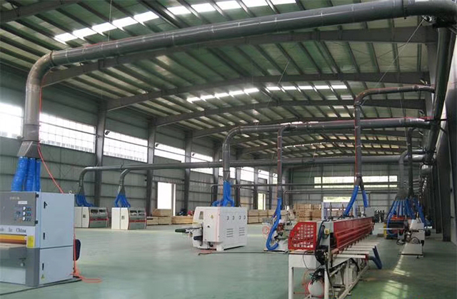 Hệ thống lọc bụi đang hoạt động trong một xưởng sản xuất