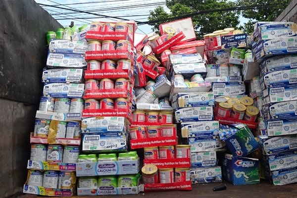6 chồng sữa khoảng 180 thùng: kém chất lượng, không rõ nguồn gốc, hàng nhái các thương hiệu bị đưa đi tiêu hủy bằng xe tải