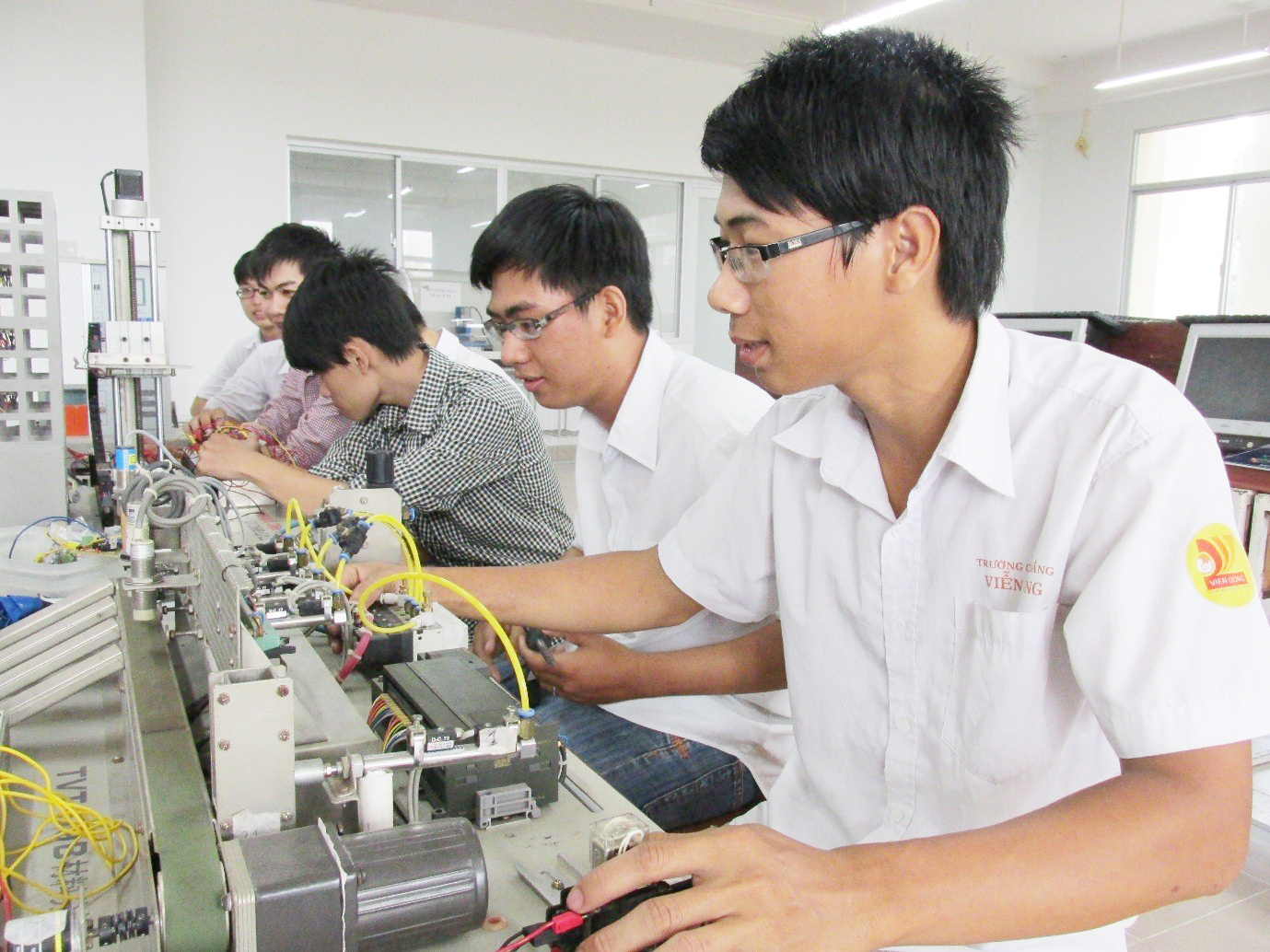 Các học viên đang thực hành trực tiếp trên các sản phẩm điện tử